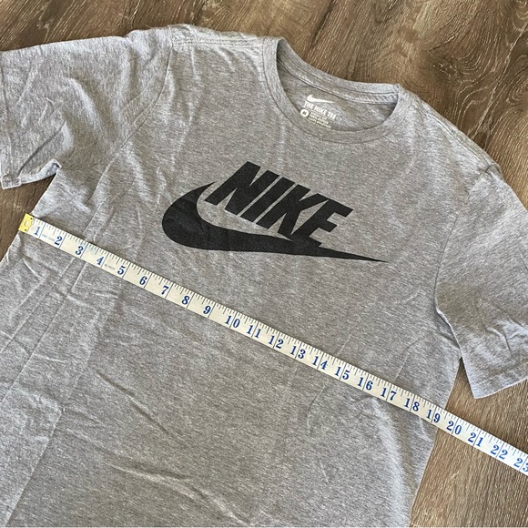 Nike Retro 80s Gray & Black Tee - Picture 4 of 7